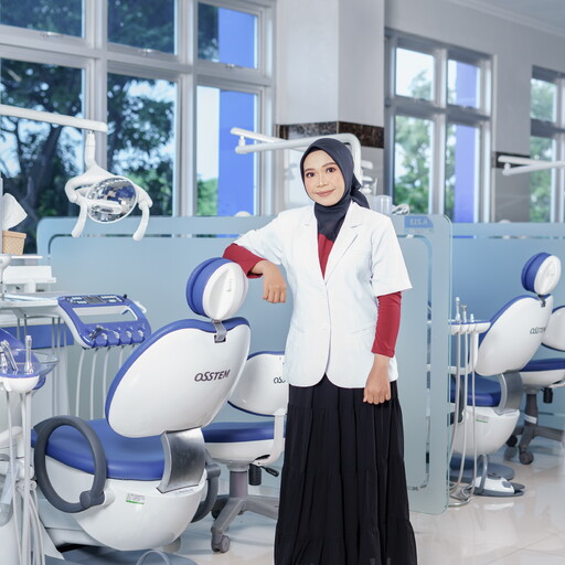 Profil CV Amanda Rahim - Universitas Hang Tuah Surabaya