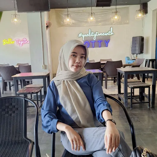 Profil CV Dela Anggraeni 