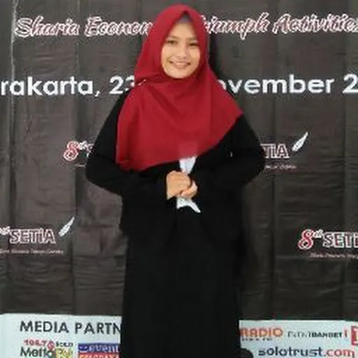 Profil CV Rhomadhani Nur Putri